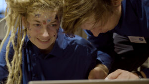 THE MIRROR REPRESENTS THINGS.00_10_00_20.Standbild059