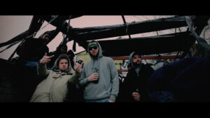 VERRUECKTE_HUNDE__DER_DJ_HAT_NICHT_MEHR_ALLE_PLATTEN_IM_SCHRANK.00_00_04_09.Standbild235