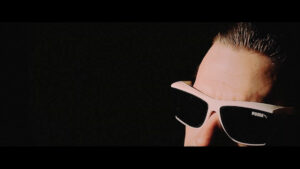 VERRUECKTE_HUNDE__DER_DJ_HAT_NICHT_MEHR_ALLE_PLATTEN_IM_SCHRANK.00_00_06_18.Standbild238