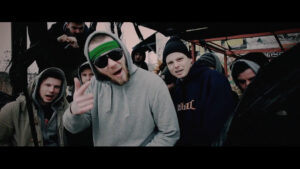 VERRUECKTE_HUNDE__DER_DJ_HAT_NICHT_MEHR_ALLE_PLATTEN_IM_SCHRANK.00_00_27_14.Standbild259