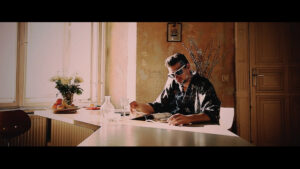 VERRUECKTE_HUNDE__DER_DJ_HAT_NICHT_MEHR_ALLE_PLATTEN_IM_SCHRANK.00_00_49_00.Standbild272