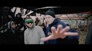 VERRUECKTE_HUNDE__DER_DJ_HAT_NICHT_MEHR_ALLE_PLATTEN_IM_SCHRANK.00_00_52_17.Standbild277