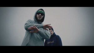 VERRUECKTE_HUNDE__DER_DJ_HAT_NICHT_MEHR_ALLE_PLATTEN_IM_SCHRANK.00_01_16_10.Standbild281