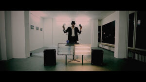 VERRUECKTE_HUNDE__DER_DJ_HAT_NICHT_MEHR_ALLE_PLATTEN_IM_SCHRANK.00_01_19_07.Standbild282