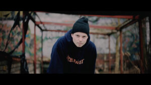 VERRUECKTE_HUNDE__DER_DJ_HAT_NICHT_MEHR_ALLE_PLATTEN_IM_SCHRANK.00_01_32_17.Standbild291