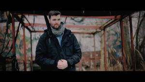 VERRUECKTE_HUNDE__DER_DJ_HAT_NICHT_MEHR_ALLE_PLATTEN_IM_SCHRANK.00_01_32_21.Standbild292