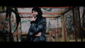 VERRUECKTE_HUNDE__DER_DJ_HAT_NICHT_MEHR_ALLE_PLATTEN_IM_SCHRANK.00_01_33_16.Standbild294