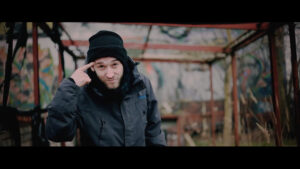 VERRUECKTE_HUNDE__DER_DJ_HAT_NICHT_MEHR_ALLE_PLATTEN_IM_SCHRANK.00_01_34_02.Standbild295