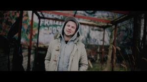 VERRUECKTE_HUNDE__DER_DJ_HAT_NICHT_MEHR_ALLE_PLATTEN_IM_SCHRANK.00_01_35_19.Standbild296