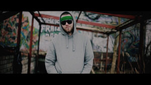 VERRUECKTE_HUNDE__DER_DJ_HAT_NICHT_MEHR_ALLE_PLATTEN_IM_SCHRANK.00_01_37_02.Standbild297