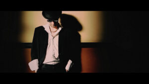 VERRUECKTE_HUNDE__DER_DJ_HAT_NICHT_MEHR_ALLE_PLATTEN_IM_SCHRANK.00_01_59_05.Standbild303