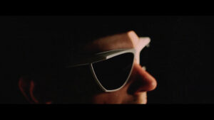 VERRUECKTE_HUNDE__DER_DJ_HAT_NICHT_MEHR_ALLE_PLATTEN_IM_SCHRANK.00_02_19_22.Standbild309