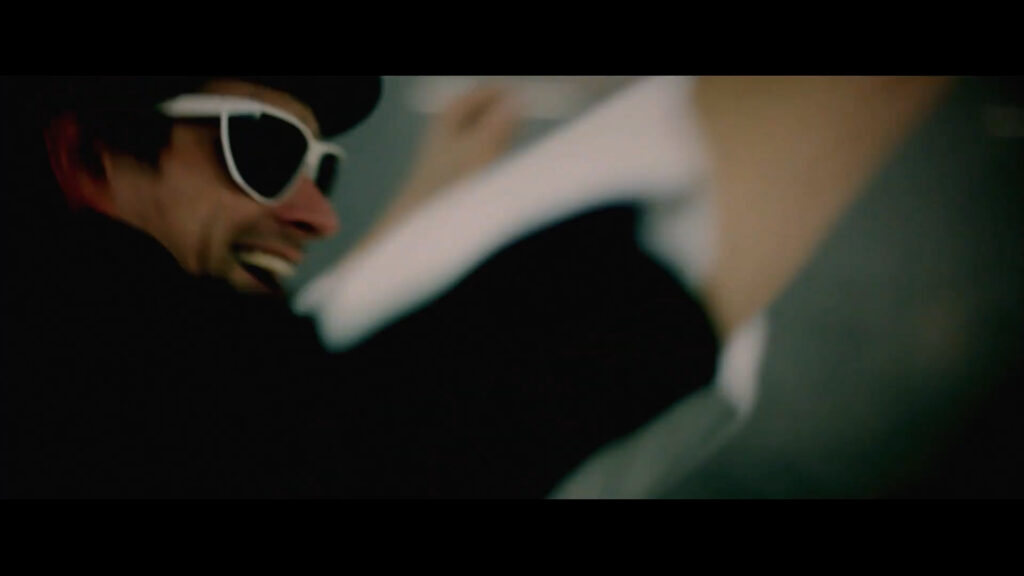 VERRUECKTE_HUNDE__DER_DJ_HAT_NICHT_MEHR_ALLE_PLATTEN_IM_SCHRANK.00_02_53_13.Standbild322