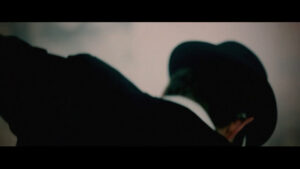 VERRUECKTE_HUNDE__DER_DJ_HAT_NICHT_MEHR_ALLE_PLATTEN_IM_SCHRANK.00_02_54_22.Standbild323