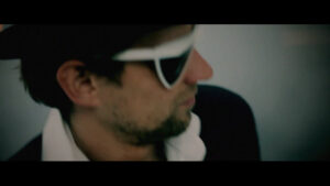 VERRUECKTE_HUNDE__DER_DJ_HAT_NICHT_MEHR_ALLE_PLATTEN_IM_SCHRANK.00_02_55_20.Standbild324