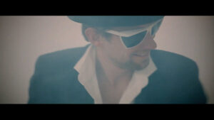 VERRUECKTE_HUNDE__DER_DJ_HAT_NICHT_MEHR_ALLE_PLATTEN_IM_SCHRANK.00_03_03_17.Standbild326