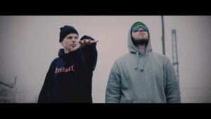 VERRUECKTE_HUNDE__DER_DJ_HAT_NICHT_MEHR_ALLE_PLATTEN_IM_SCHRANK.00_03_14_22.Standbild335